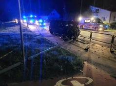 Bus rozbił się na barierkach. Kierowca zasnął