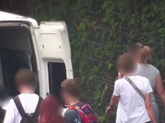 Przewoził swoim autem 15 osób. Siedzieli na materacach
