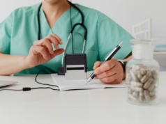 Akt oskarżenia dla lekarza: „usprawiedliwiał” posiadanie opioidów fałszywymi zaświadczeniami
