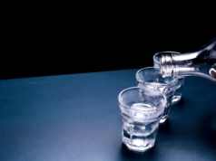 Pijana matka z dzieckiem przed sklepem monopolowym. 27-latka miała prawie 3 promile alkoholu