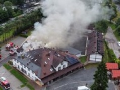 Pożar hotelu w Wiśle. Z ogniem walczy około 100 strażaków