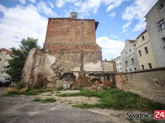 Zabytkowy budynek w centrum Świdnicy popada w ruinę. „Jeden z nielicznych zachowanych przykładów przemysłowej architektury dawnego browarnictwa”