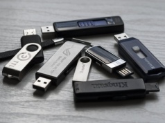 To pendrive, wyjście wideo czy ładowarka? Tak