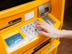 Ile wynosi prowizja za wypłatę z bankomatu? Tak jej unikniesz