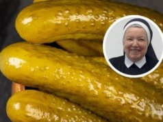 Siostra Anastazja ma doskonały przepis na kiszone ogórki. Wychodzą jędrne i chrupiące