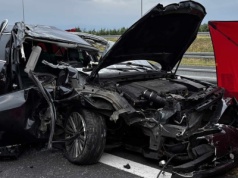Tragedia pod Grójcem. Jedna osoba nie żyje. Wjechał pod naczepę tira