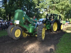 Zabytkowy John Deere kontra nowoczesny gigant. Kto przeciągnął linę? [WIDEO]