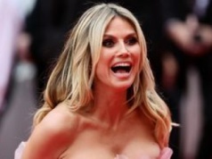 Wyzwolona Heidi Klum pluska się w oceanie bez makijażu i TOPLESS. Wygląda na 52 lata?