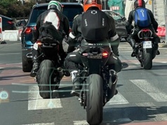 Koniec z zaginaniem blach w motocyklach. Trwają testy cyfrowych tablic