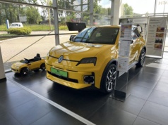 Nowe Renault 5 budzi zachwyt klientów w Polsce. Tłumy w salonach