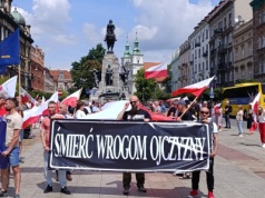 Manifestacja i kontrmanifestacja na Rynku. „Nielegalni do domu!” kontra „Każda z nas może kiedyś uciekać”