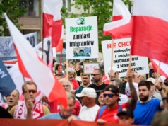 Manifestacje w centrum Łodzi. Pikieta antyimigracyjna i kontrmanifestacja [ZDJĘCIA]