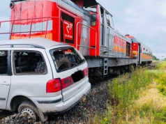 Wypadek na przejeździe pod Łomżą. Zginął kierowca