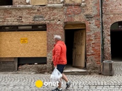 Burmistrz i miasto znów z obawą patrzą w niebo. 