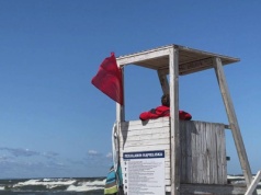 Zamknięte kąpieliska. Czerwone flagi na popularnych plażach