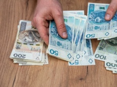 Do kiedy wypłata musi trafić na konto pracownika? W tych przypadkach możesz domagać się rekompensaty