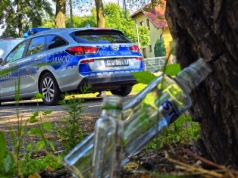 Auto wypadło z drogi. Kierowca „nawalony”, a służby szukały pasażera