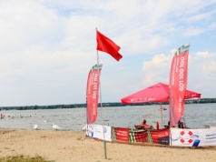 Czerwona flaga nad wodą. Popularne kąpieliska zamknięte
