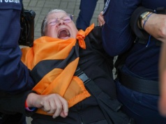 Babcia Kasia wyniesiona przez funkcjonariuszy policji. Co się stało?