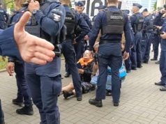 Babcia Kasia wyniesiona z marszu „Stop imigracji” w Warszawie [FILM]
