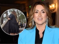 Karolina Szostak pojechała na wakacje. Chętnie pozowała w zwiewnej czarnej sukience