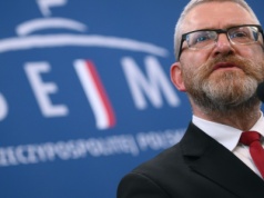Dlaczego Grzegorz Braun jeszcze nie siedzi? Stosuje w starciu z prokuraturą dosyć proste tricki