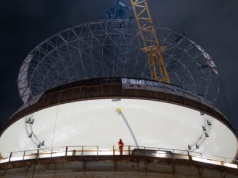 Big Carl w akcji. Gigantyczny dźwig zamyka dach reaktora w Hinkley Point C