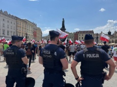 Liczne siły policji zabezpieczały zgromadzenia w Krakowie