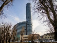 Mieszka w Sky Tower. Ma dość. 