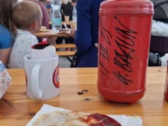 Braun uwodzi kiełbasą z grilla i wzmacnia „Gaśnicowy Front”. Relacja z wiecu
