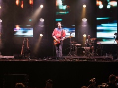 Myslovitz nagle przerwał koncert przez baner Brauna. 