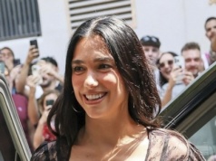 Oto najbardziej uniwersalny model dżinsów. Tak nosi je Dua Lipa