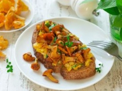 Kremowe smarowidło z kurkami do chleba. Pasta jajeczna i twarożek mogą się schować