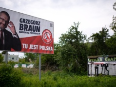 Plakat wyborczy Grzegorza Brauna na koncercie grupy Myslovitz. „Mam nadzieję, że to żart”