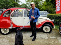 Citroën 2CV, który transportuje szybowiec na lotniskach. Kolor nie jest przypadkowy
