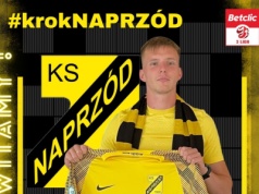 Młody stoper wzmacnia Naprzód