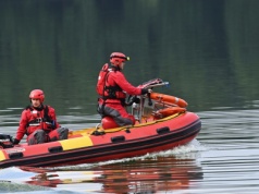 Popłynął po dryfującą łódź i zniknął pod wodą. Tragedia na Mazurach