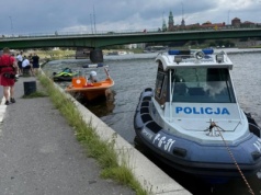 Niebezpieczna jazda na skuterach wodnych koło mostu Piłsudskiego