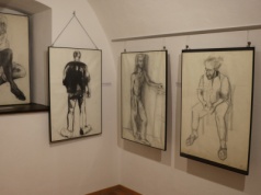 Przy pomocy kreski pokazuje ludzkie emocje. Wernisaż wystawy rysunków Agnieszki Bieniasz w Muzeum Diecezjalnym