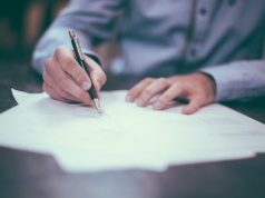 Pożyczka a kredyt – która opcja lepsza dla Twojej firmy?