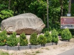 Głaz Romantyczny – tajemnicza atrakcja geologiczna w drodze nad morze