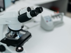 Klucz do uniwersalnej szczepionki? Nowa nanocząstka w rękach badaczy z UJ