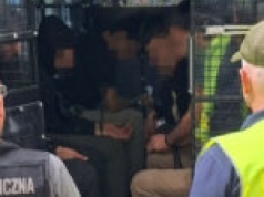 Akcja SG tuż przy granicy. Auto wypełnione nielegalnymi migrantami