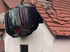 Nieprawdopodobny wypadek w Niemczech. Samochód wylądował na dachu budynku