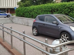 Tego widoku mieszkańcy Rzeszowa długo nie zapomną! Kierowca zjechał schodami na parking