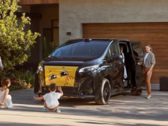 Ten minivan ma ekran zamiast grilla. Potrafi wyrazić emocje