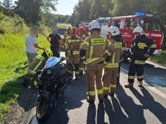 Nie zachował bezpiecznej odległości. Zderzenie motocykla z osobówką w Wielkiej Łące