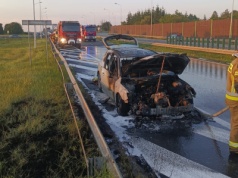 Pożar samochodu na drodze ekspresowej
