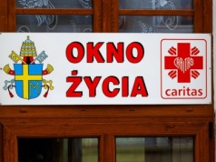 Wcześniak w oknie życia w Kielcach. Wychłodzony i w ciężkim stanie