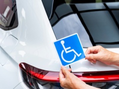 Z tym orzeczeniem przysługują: karta parkingowa, zasiłek pielęgnacyjny i okresowy